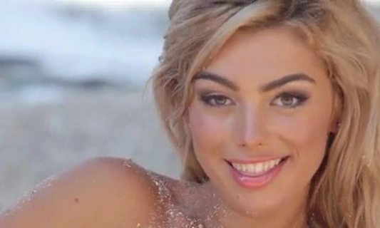 Голая девушка на фотосессии для журнала Playboy