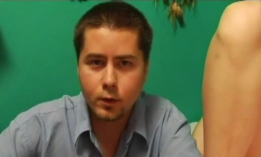 Опытный чувак детально рассказывает и показывает как довести девушку до славного оргазма