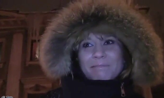 На улице было холодно и девушка согласилась на то чтоб парни подвезли её и согрели