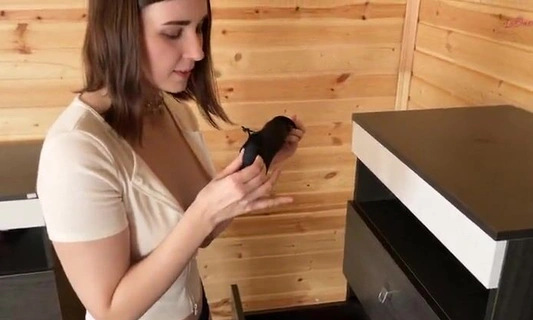 Пышная девушка смотрит порно и мечтает о настоящем сексе