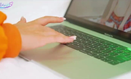 Порно косплей мастурбация с красивой блонди