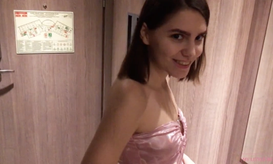 Молодая девушка дала незнакомцу с большим членом когда ночевала в отеле одна
