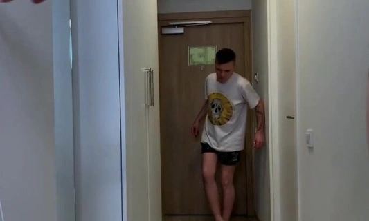 Парню повезло, ведь его хотят сразу две похотливые девушки